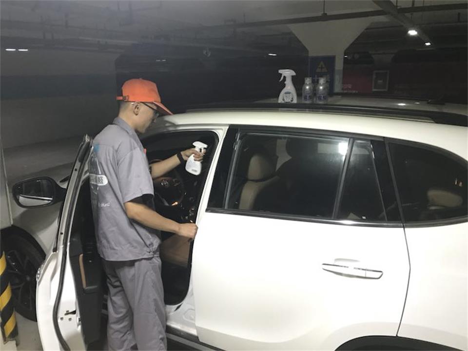 車內(nèi)長效除醛劑噴涂施工治理